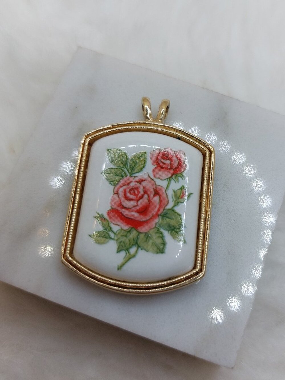 Vintage 1980 Avon Heritage June Birth Month Rose Pendant Necklace Gold Ton